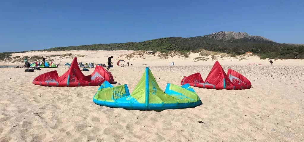 Kitesurfing: Jaki latawiec na początek, by uniknąć trudności?