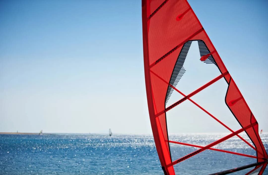 Jak wybrać idealny żagiel do windsurfingu dla swoich potrzeb?