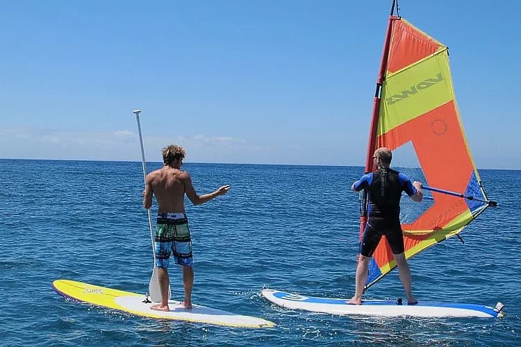 Fuerteventura windsurfing gdzie: najlepsze miejsca i porady dla początkujących