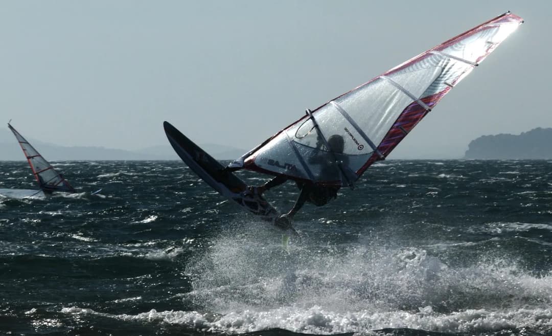 Ile zarabia instruktor windsurfingu? Zaskakujące fakty o dochodach