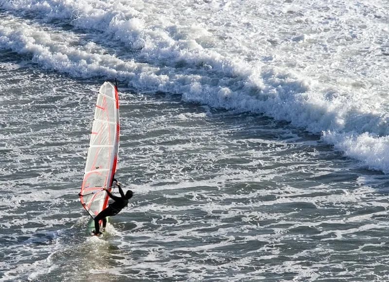 Gdzie na windsurfing w Polsce? Odkryj najlepsze miejsca i szkoły