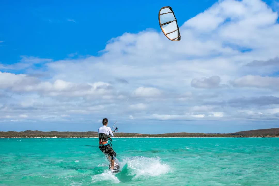 Ile trwa nauka kitesurfingu? Sprawdź, co wpływa na czas kursu