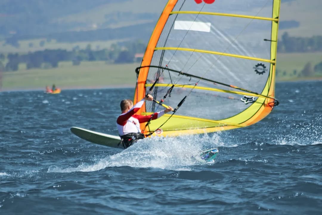 Windsurfing czy to trudne? Odkryj, co wpływa na jego łatwość