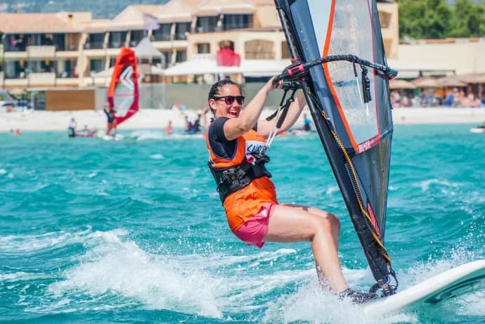 Gdzie na windsurfing w listopadzie? Odkryj najlepsze miejsca i warunki