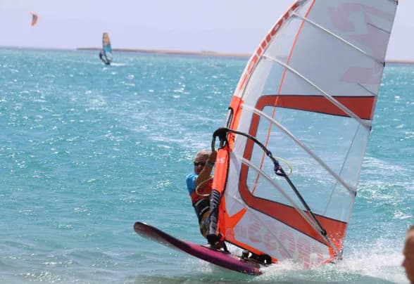 Jak dobrać sprzęt do windsurfingu, aby uniknąć kosztownych błędów