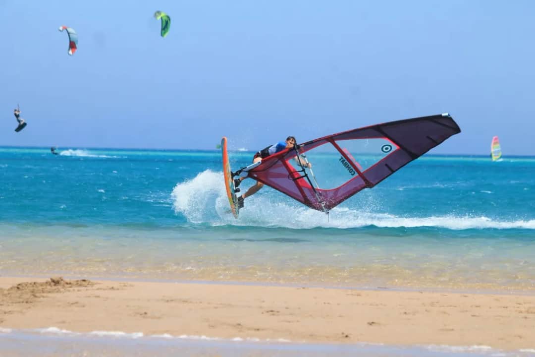 Jaki wiatr na windsurfing? Idealne warunki dla każdego poziomu umiejętności Jaki wiatr na windsurfing? Idealne warunki dla każdego poziomu umiejętności