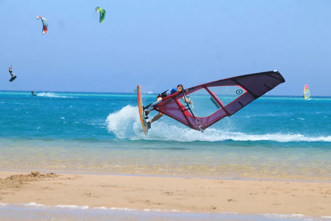 Jaki wiatr na windsurfing? Idealne warunki dla każdego poziomu umiejętności
