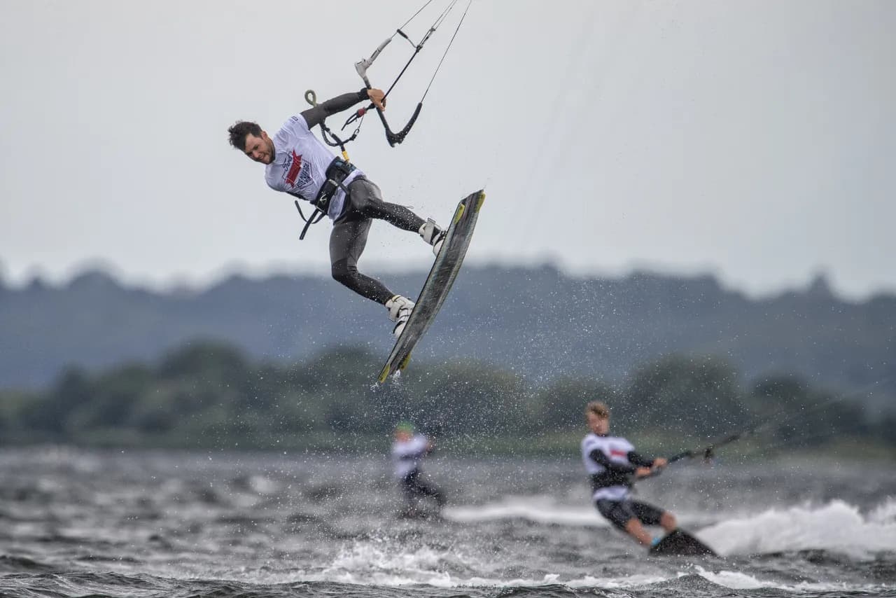Ile kosztuje kurs kitesurfingu? Ceny, porady i oszczędności